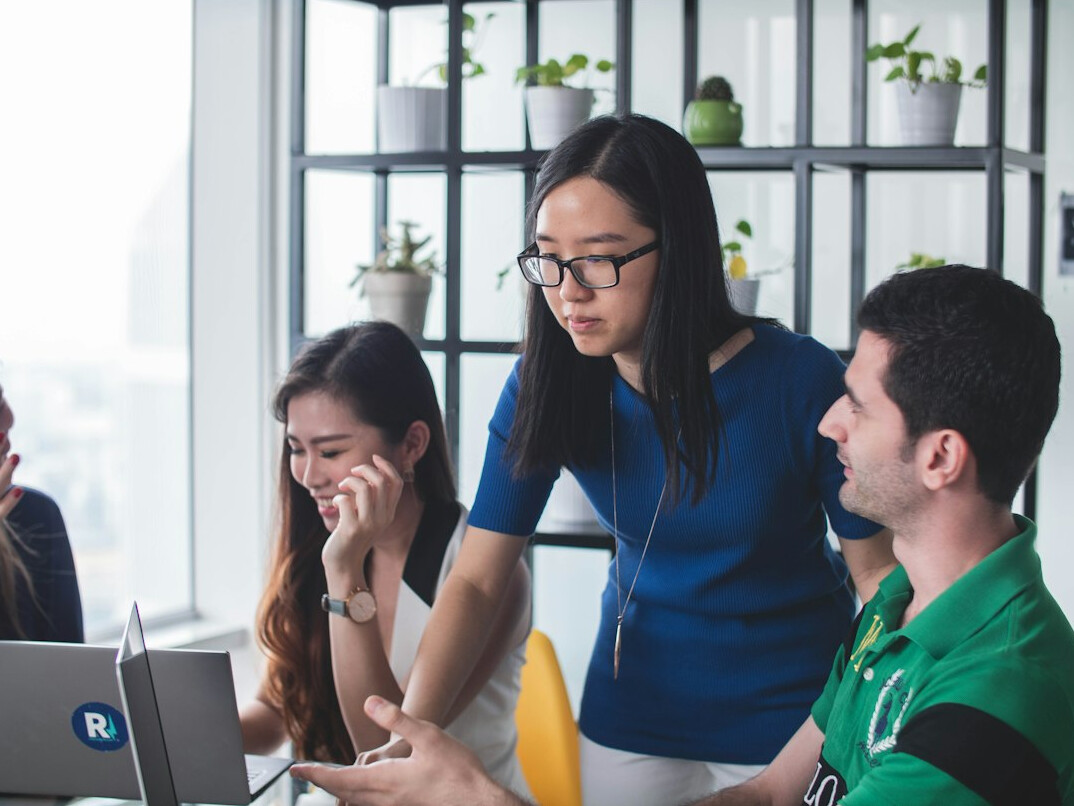 leader mentoring employee